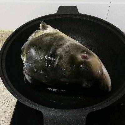 家常燉魚頭你這么做，比買的還好吃