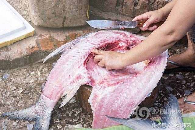 魚肉有5大營養(yǎng)價值，但這個部位吃一口都傷肝傷腎