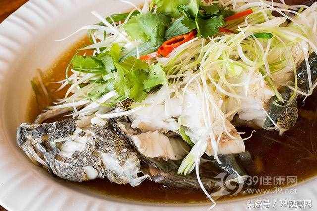 魚肉有5大營養(yǎng)價值，但這個部位吃一口都傷肝傷腎