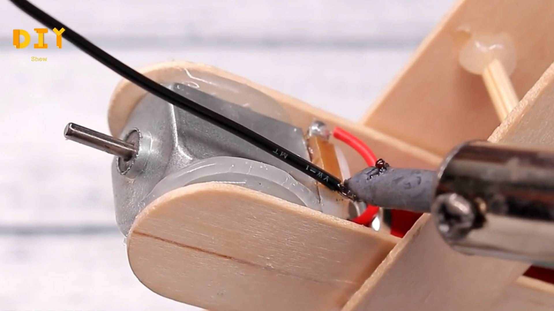 飛機(jī)模型教學(xué)，如何用木板制作一架電動小飛機(jī)（教程圖解）