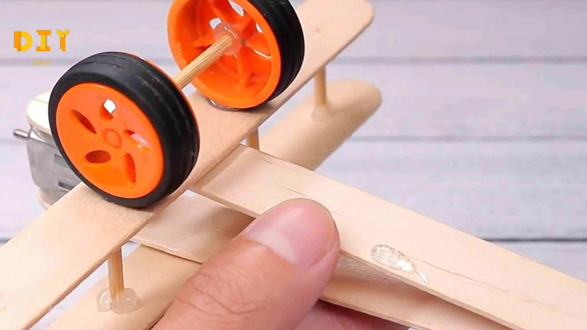 飛機(jī)模型教學(xué)，如何用木板制作一架電動小飛機(jī)（教程圖解）