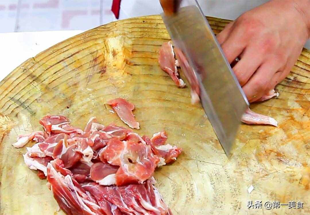 做孜然羊肉，要不要先滑油，廚師長(zhǎng)分享地道做法，鮮嫩滑口又不膻
