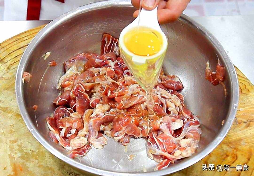 做孜然羊肉，要不要先滑油，廚師長(zhǎng)分享地道做法，鮮嫩滑口又不膻