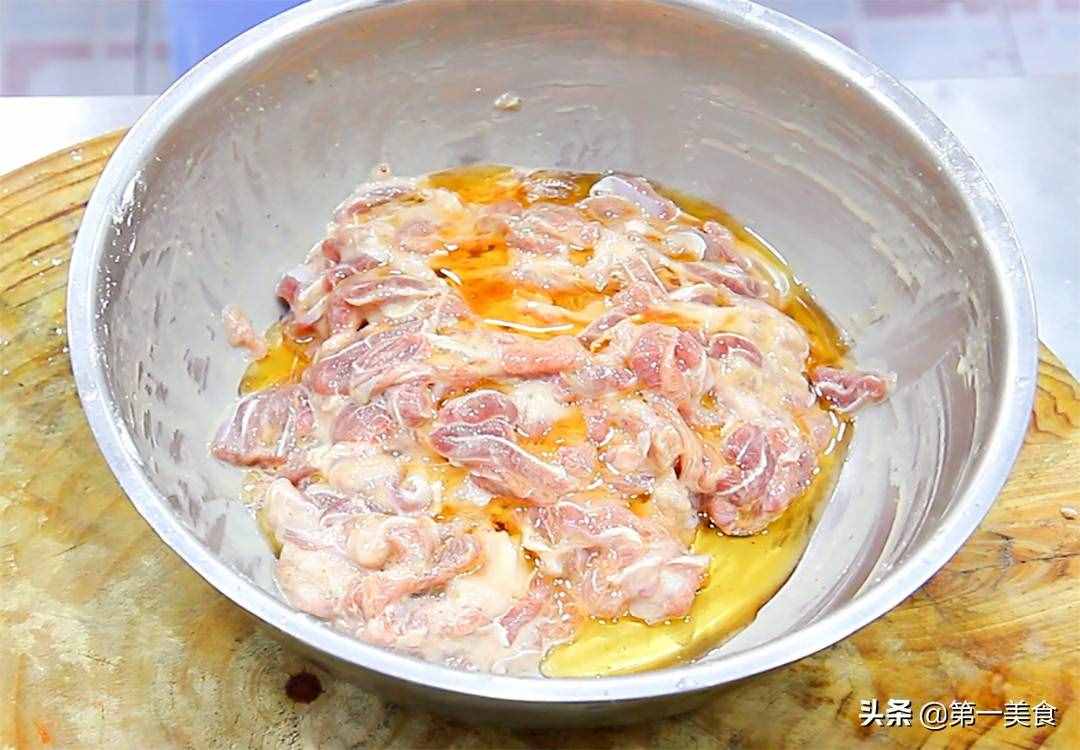 做孜然羊肉，要不要先滑油，廚師長(zhǎng)分享地道做法，鮮嫩滑口又不膻