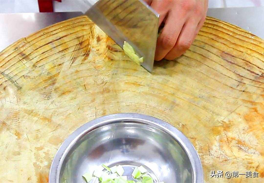 做孜然羊肉，要不要先滑油，廚師長(zhǎng)分享地道做法，鮮嫩滑口又不膻