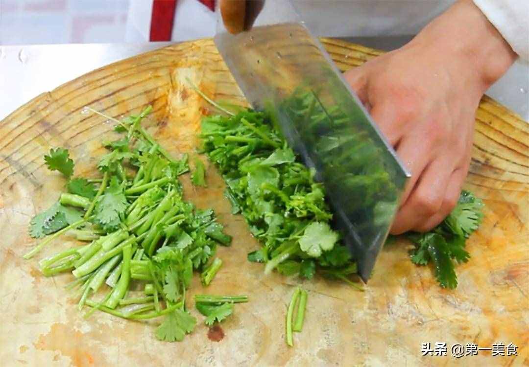 做孜然羊肉，要不要先滑油，廚師長(zhǎng)分享地道做法，鮮嫩滑口又不膻