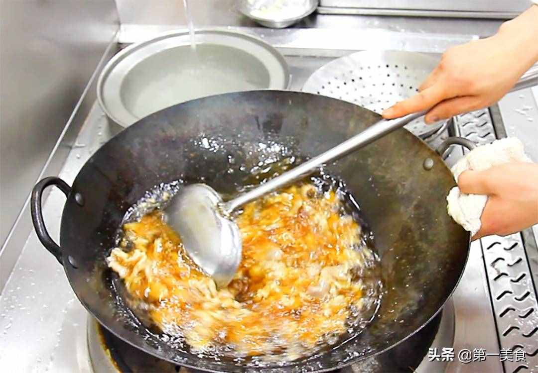 做孜然羊肉，要不要先滑油，廚師長(zhǎng)分享地道做法，鮮嫩滑口又不膻