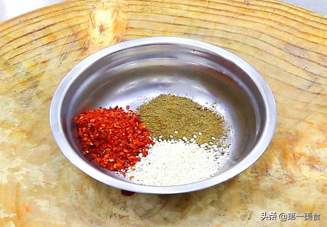 做孜然羊肉，要不要先滑油，廚師長(zhǎng)分享地道做法，鮮嫩滑口又不膻