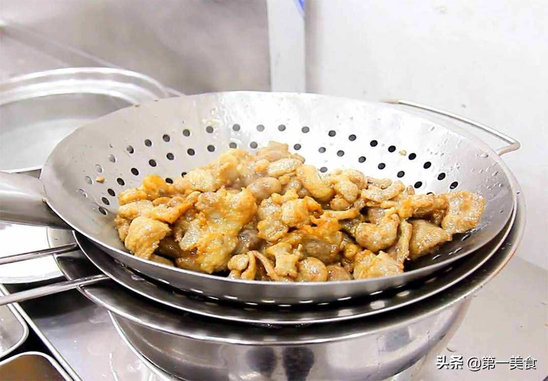 做孜然羊肉，要不要先滑油，廚師長(zhǎng)分享地道做法，鮮嫩滑口又不膻