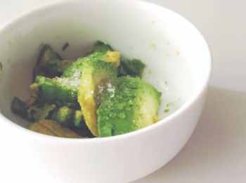 牛油果經(jīng)典的吃法，很適合孕婦或?qū)殞氉鲚o食