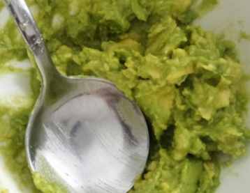 牛油果經(jīng)典的吃法，很適合孕婦或?qū)殞氉鲚o食