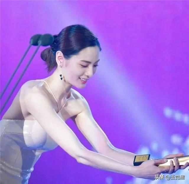 世界第一美女到底長啥樣穿人魚裙美到犯規(guī)，堪稱行走的乳膠娃娃