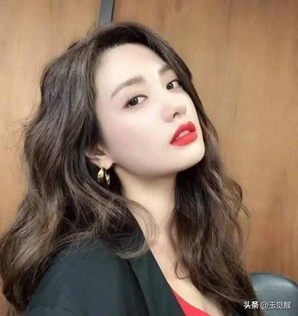 世界第一美女到底長啥樣穿人魚裙美到犯規(guī)，堪稱行走的乳膠娃娃