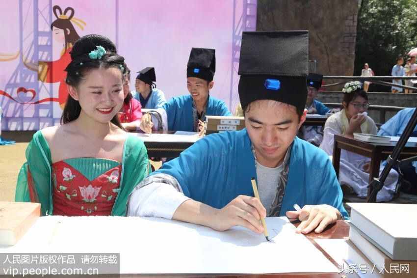 為什么有些情侶頻頻“撒狗糧”？專家：或是心理問題作祟