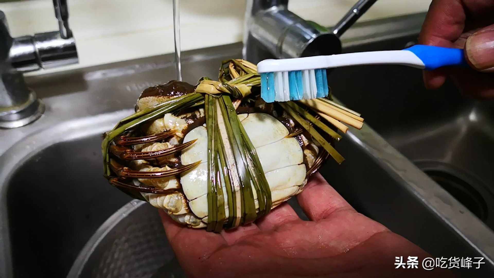 螃蟹蒸幾分鐘？冷水還是熱水上鍋？老漁民教你做，螃蟹鮮嫩不掉腿