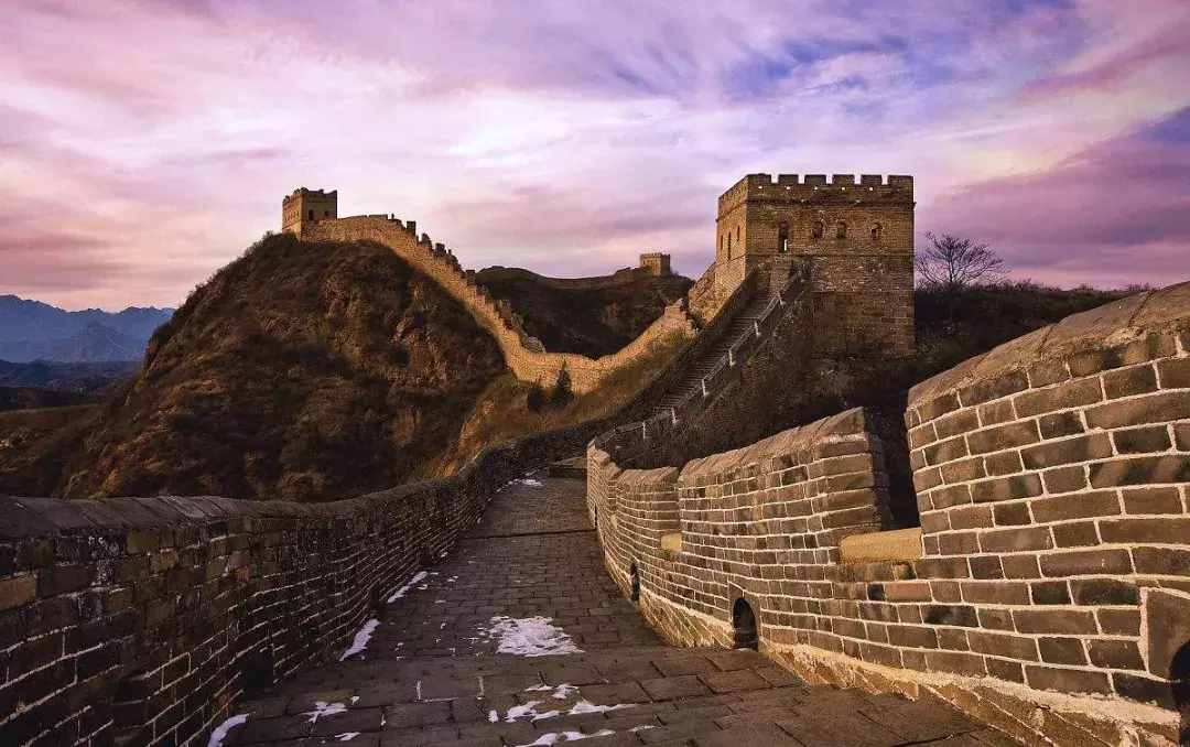 萬(wàn)里長(zhǎng)城共有8851公里，國(guó)際攝影師用無(wú)人機(jī)拍攝到無(wú)人涉足的禁區(qū)