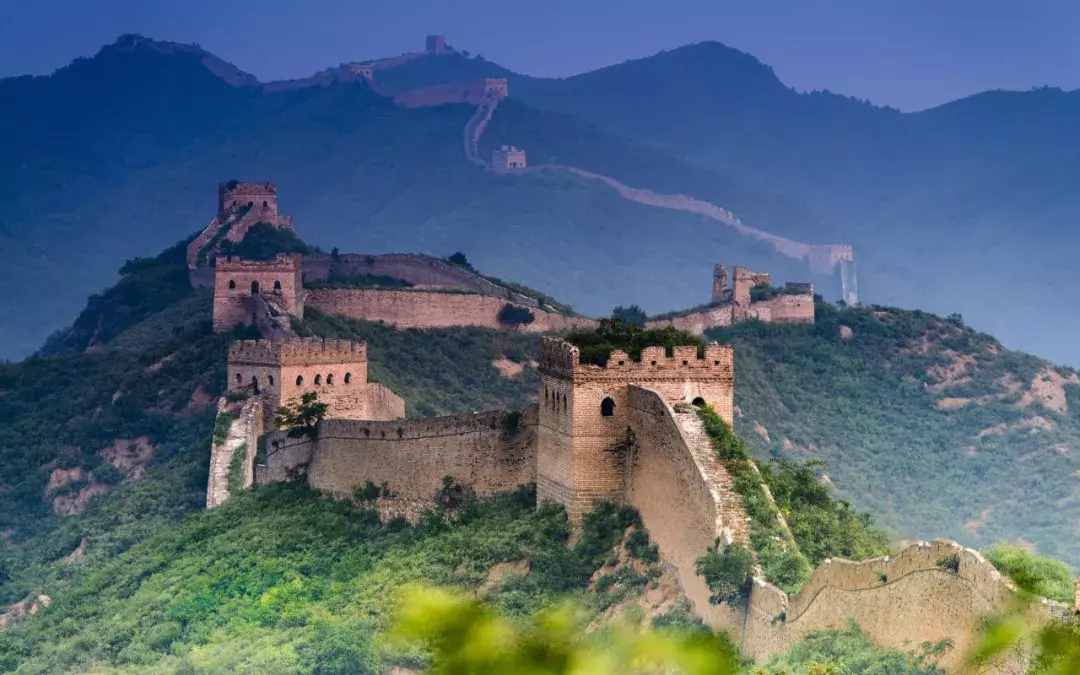 萬(wàn)里長(zhǎng)城共有8851公里，國(guó)際攝影師用無(wú)人機(jī)拍攝到無(wú)人涉足的禁區(qū)