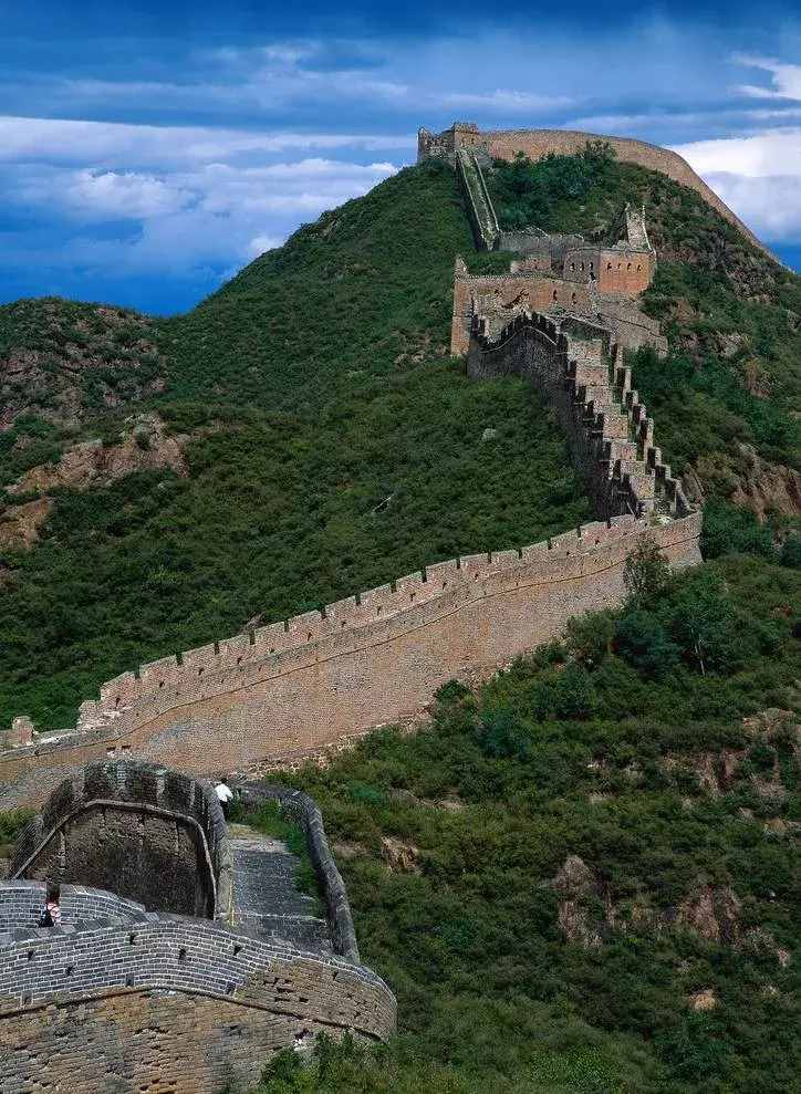 萬(wàn)里長(zhǎng)城共有8851公里，國(guó)際攝影師用無(wú)人機(jī)拍攝到無(wú)人涉足的禁區(qū)