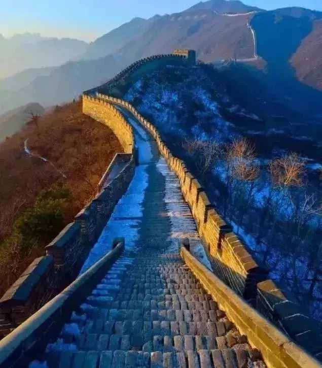 萬(wàn)里長(zhǎng)城共有8851公里，國(guó)際攝影師用無(wú)人機(jī)拍攝到無(wú)人涉足的禁區(qū)