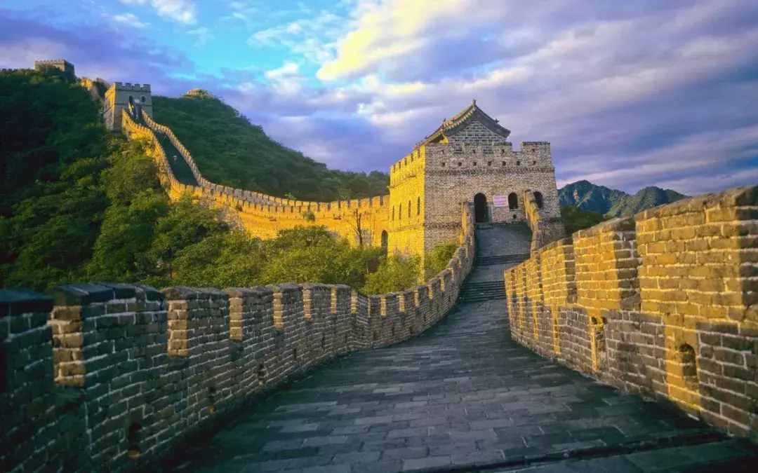 萬(wàn)里長(zhǎng)城共有8851公里，國(guó)際攝影師用無(wú)人機(jī)拍攝到無(wú)人涉足的禁區(qū)