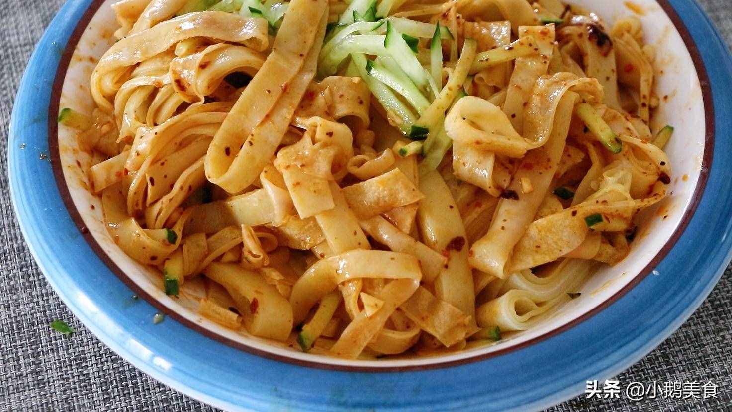 夏天必會(huì)的懶人涼皮，不洗面不用蒸，筋道爽滑，簡(jiǎn)單快速一次成功
