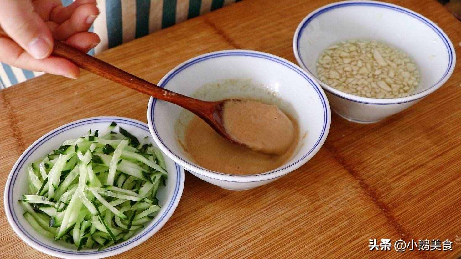 夏天必會(huì)的懶人涼皮，不洗面不用蒸，筋道爽滑，簡(jiǎn)單快速一次成功