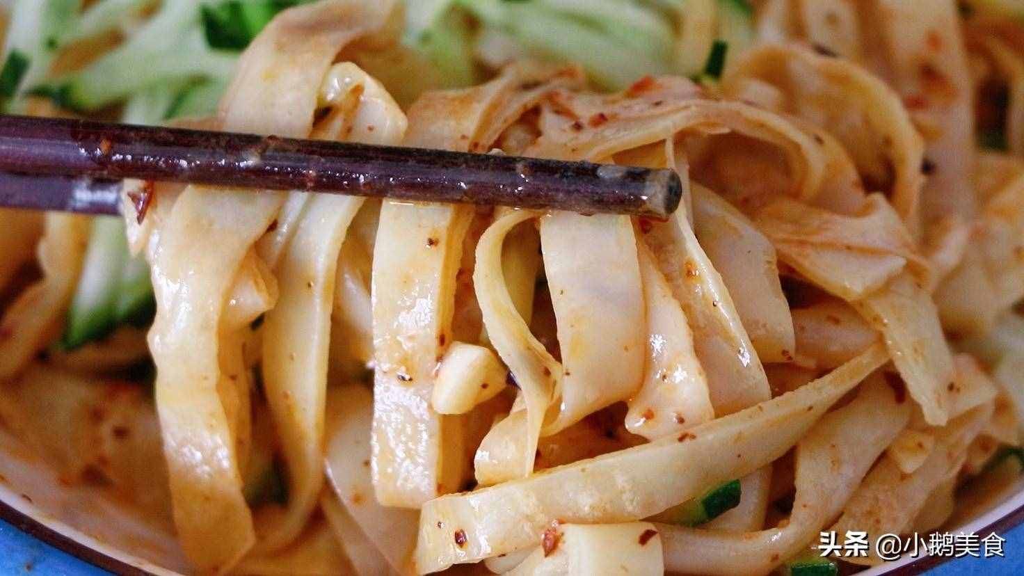 夏天必會(huì)的懶人涼皮，不洗面不用蒸，筋道爽滑，簡(jiǎn)單快速一次成功