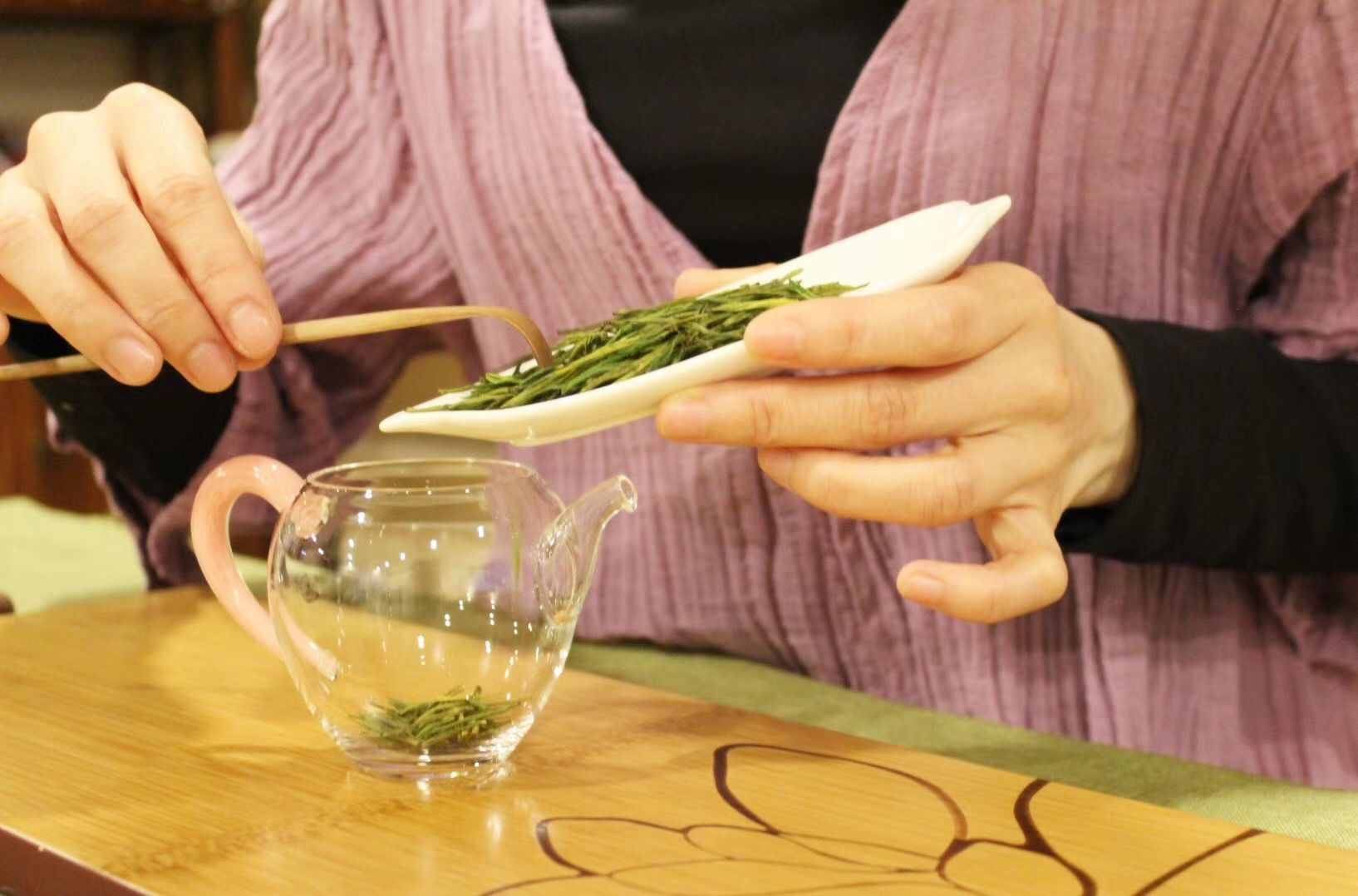 走進(jìn)乾隆皇帝御茶西湖龍井，“綠茶皇后”名副其實