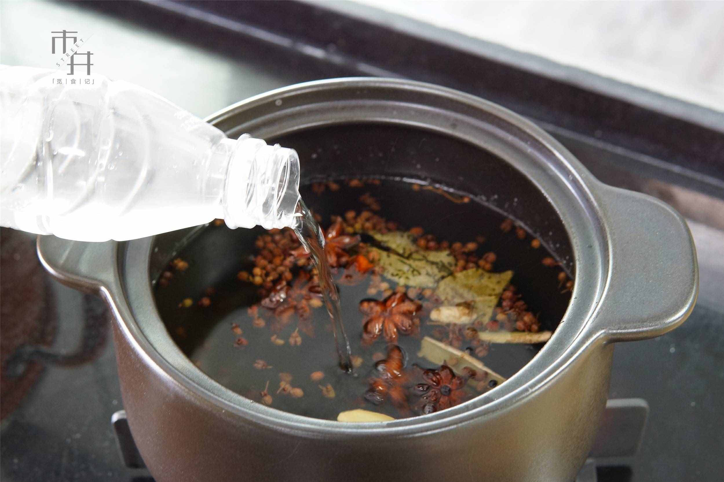 腌咸鴨蛋，奶奶用了幾十年的好方法，個(gè)個(gè)流油起沙，不用泥很干凈