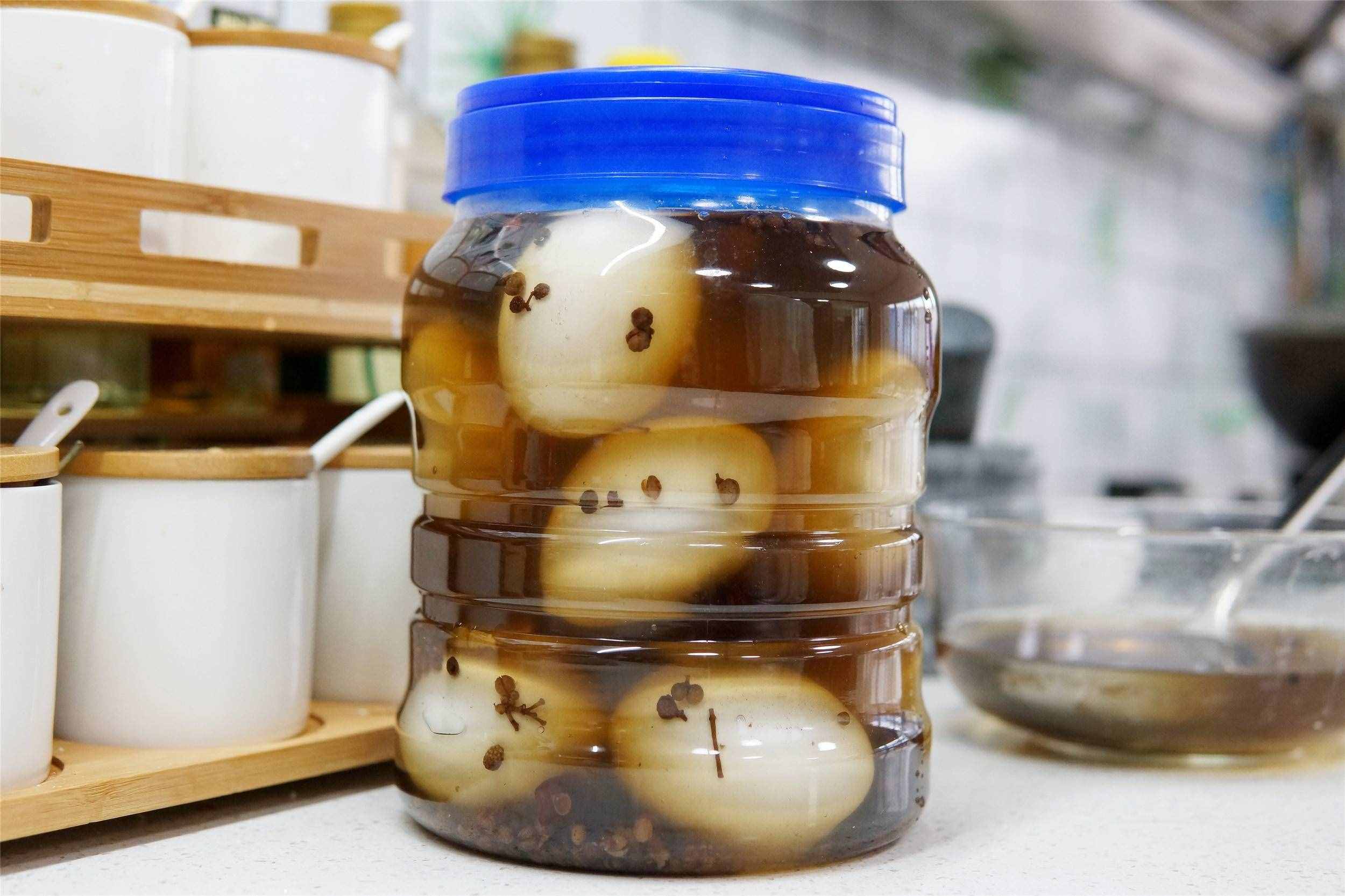 腌咸鴨蛋，奶奶用了幾十年的好方法，個(gè)個(gè)流油起沙，不用泥很干凈