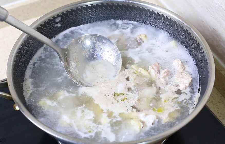 雞湯的正確做法，簡單3招燉出好喝的雞湯，雞肉不柴，湯鮮味美