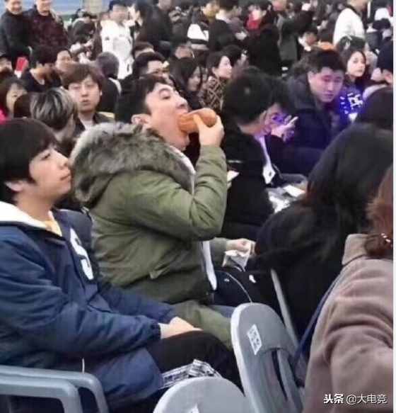 LOL：王校長官方授權(quán)奪冠吞熱狗衫，網(wǎng)友：真是個狠人