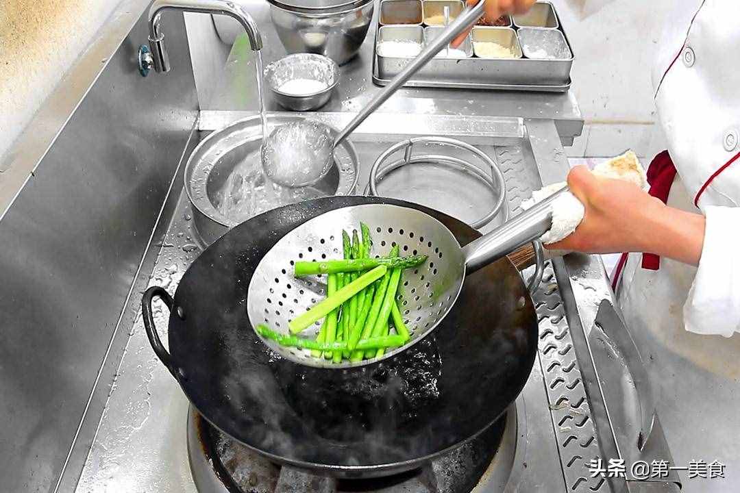 這才是蘆筍最正確做法，色香味全、營(yíng)養(yǎng)不流失，全家老小都夸好吃