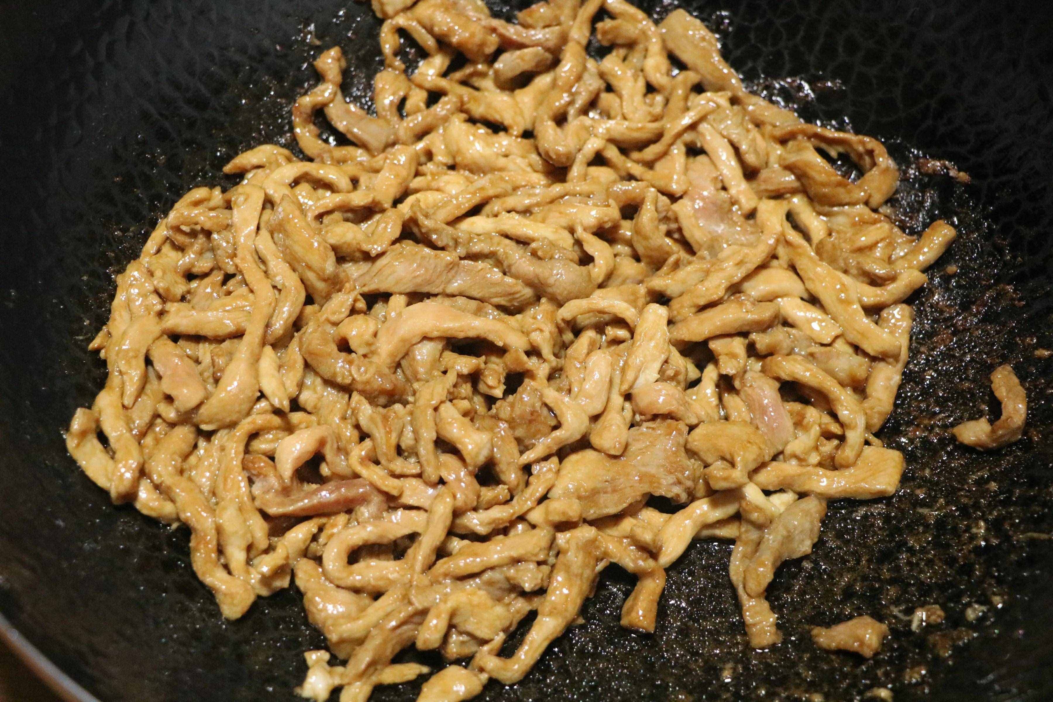 春天是蒜苗最鮮嫩的季節(jié)，簡單炒一盤脆爽可口，把春天吃進肚子里