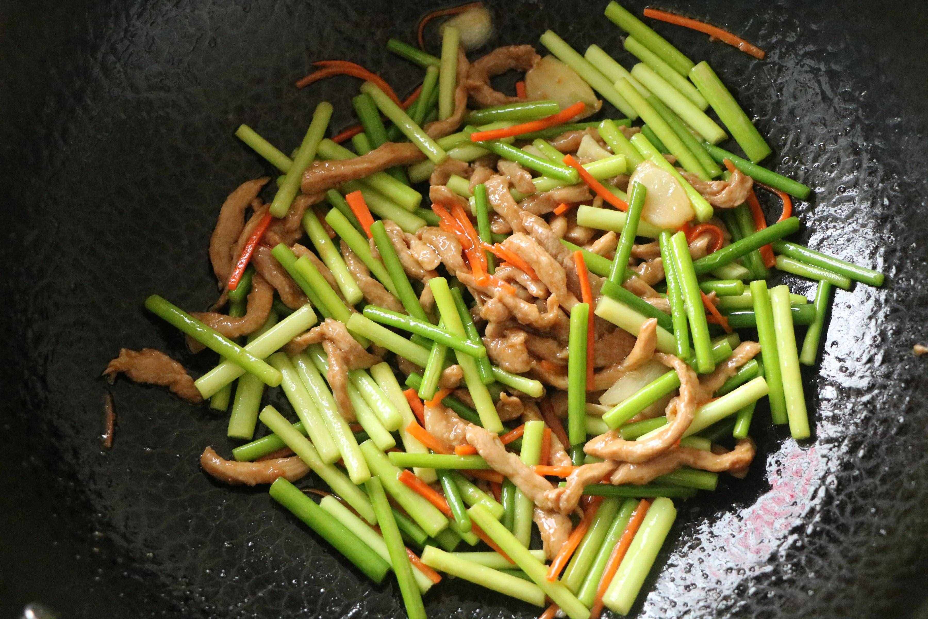 春天是蒜苗最鮮嫩的季節(jié)，簡單炒一盤脆爽可口，把春天吃進肚子里