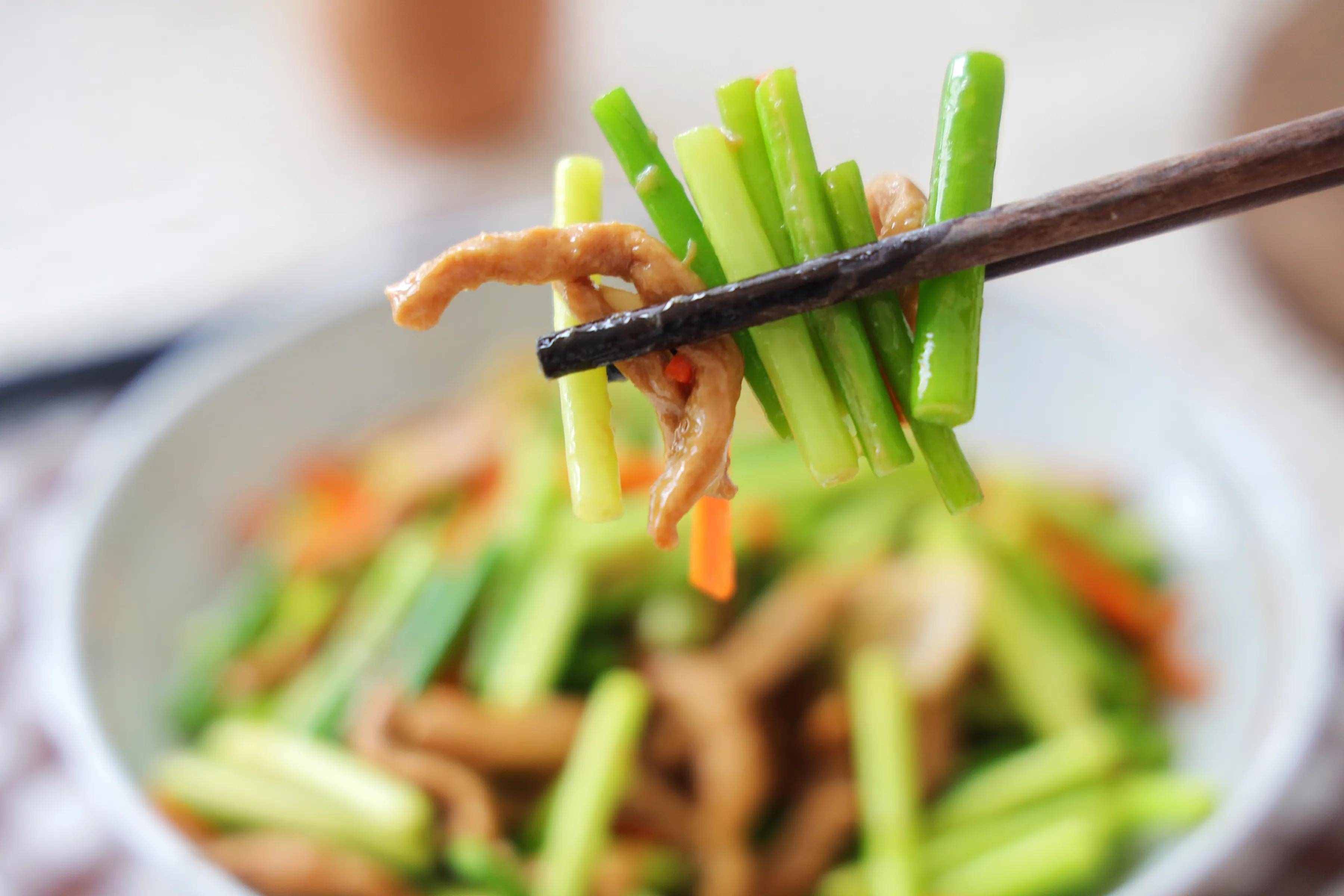 春天是蒜苗最鮮嫩的季節(jié)，簡(jiǎn)單炒一盤(pán)脆爽可口，把春天吃進(jìn)肚子里