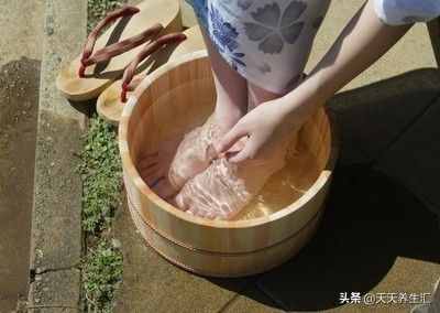 泡腳要用木盆？泡腳盆里學(xué)問多，經(jīng)常這樣泡腳你好“它”也好