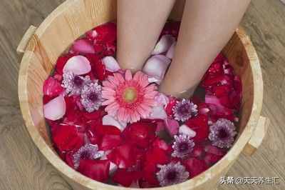 泡腳要用木盆？泡腳盆里學(xué)問多，經(jīng)常這樣泡腳你好“它”也好