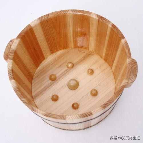 泡腳要用木盆？泡腳盆里學(xué)問多，經(jīng)常這樣泡腳你好“它”也好