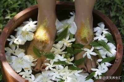 泡腳要用木盆？泡腳盆里學(xué)問多，經(jīng)常這樣泡腳你好“它”也好