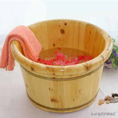 泡腳要用木盆？泡腳盆里學(xué)問多，經(jīng)常這樣泡腳你好“它”也好