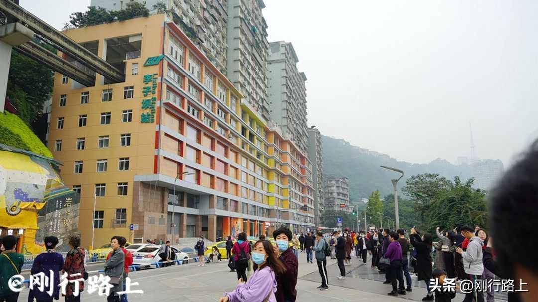 重慶地方特色寶藏打卡點，“空中列車穿樓而過”的奇特景象