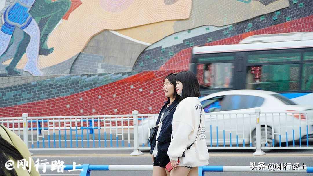 重慶地方特色寶藏打卡點，“空中列車穿樓而過”的奇特景象