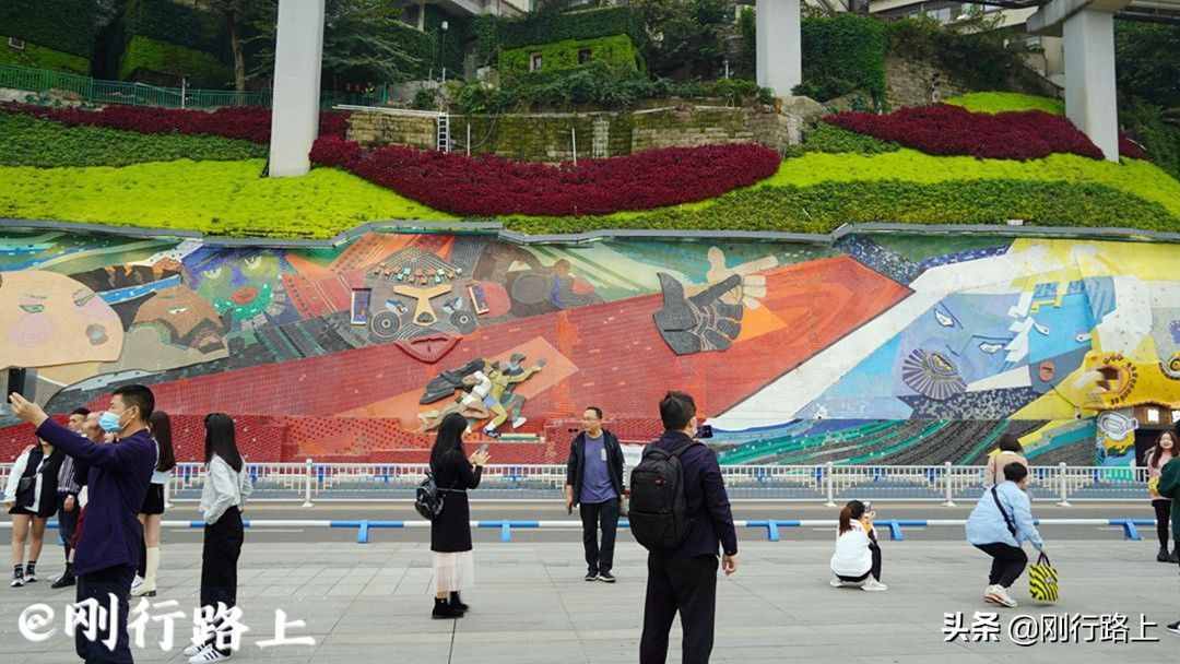 重慶地方特色寶藏打卡點，“空中列車穿樓而過”的奇特景象