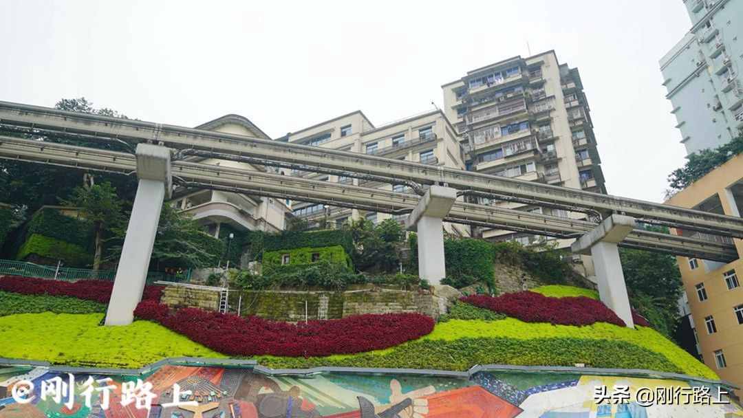 重慶地方特色寶藏打卡點，“空中列車穿樓而過”的奇特景象