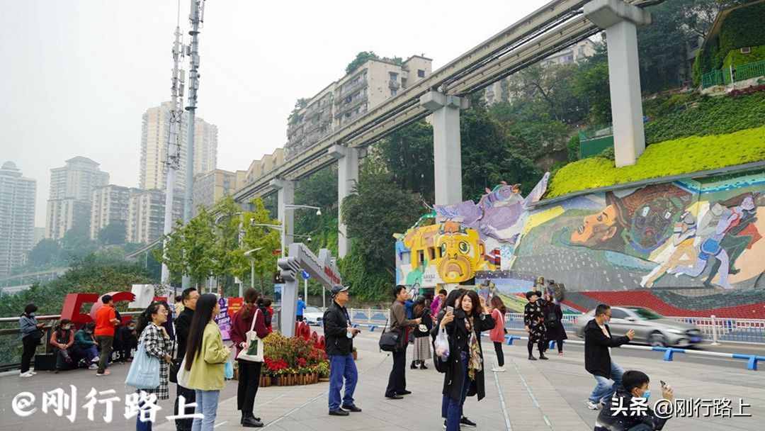 重慶地方特色寶藏打卡點，“空中列車穿樓而過”的奇特景象