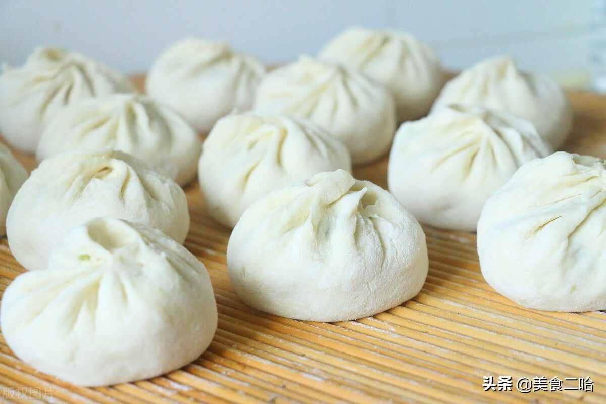 包子怎么才能白亮松軟？原來飯店都這么做，涼了不硬，真正水光肌