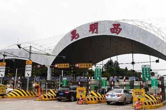2018年10月30日，車輛在云南省昆（明）楚（雄）高速昆明西收費(fèi)站通過(guò)ETC通道。新華社記者 胡超 攝