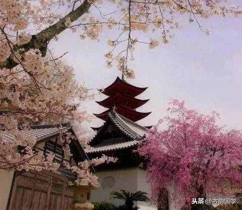 白居易寫(xiě)了七首詩(shī)贊美西湖，其中《錢(qián)塘湖春行》最經(jīng)典