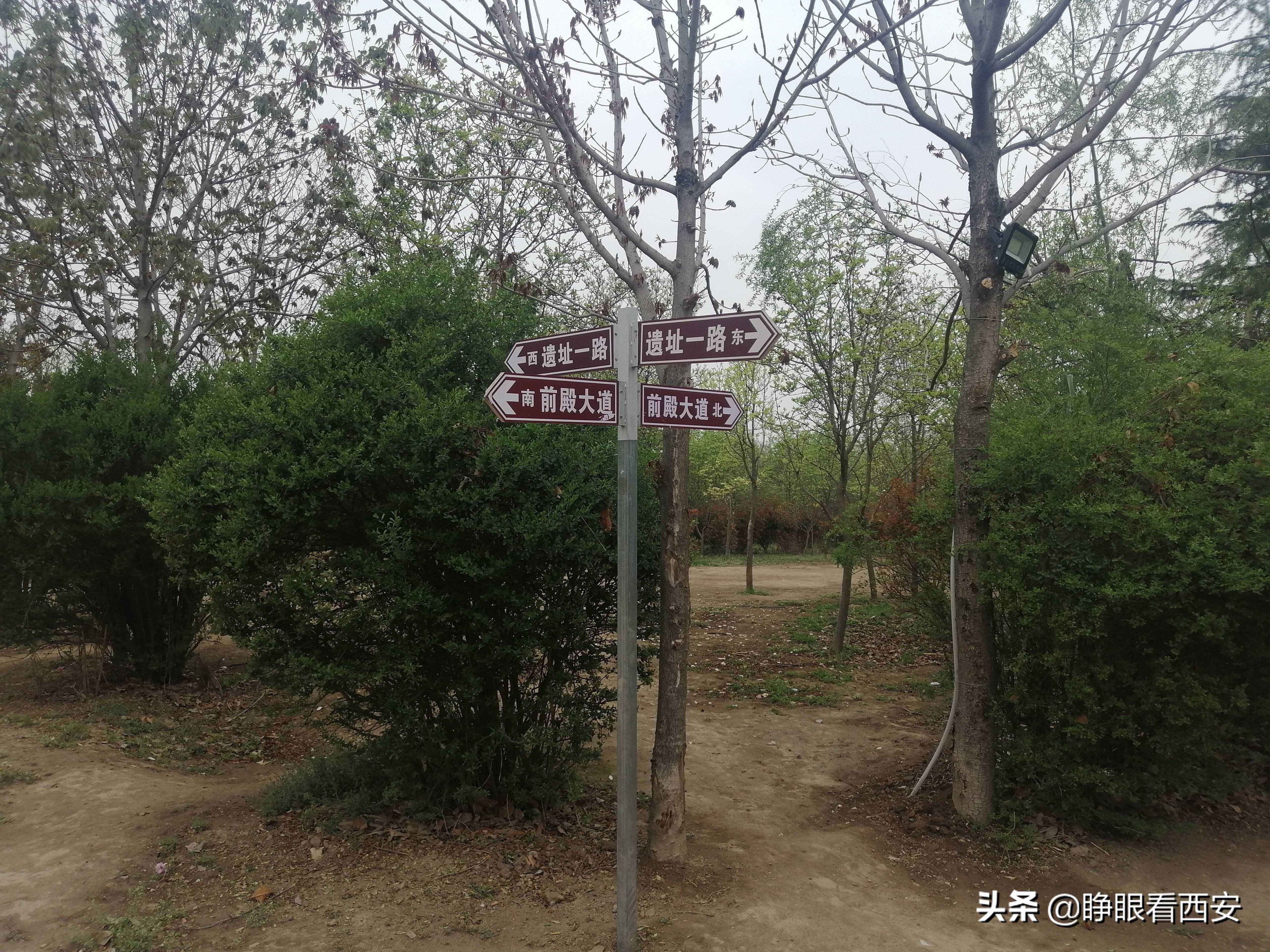 秦·阿房宮遺址：世界最大的宮殿基址，一個(gè)前殿相當(dāng)于90個(gè)足球場(chǎng)